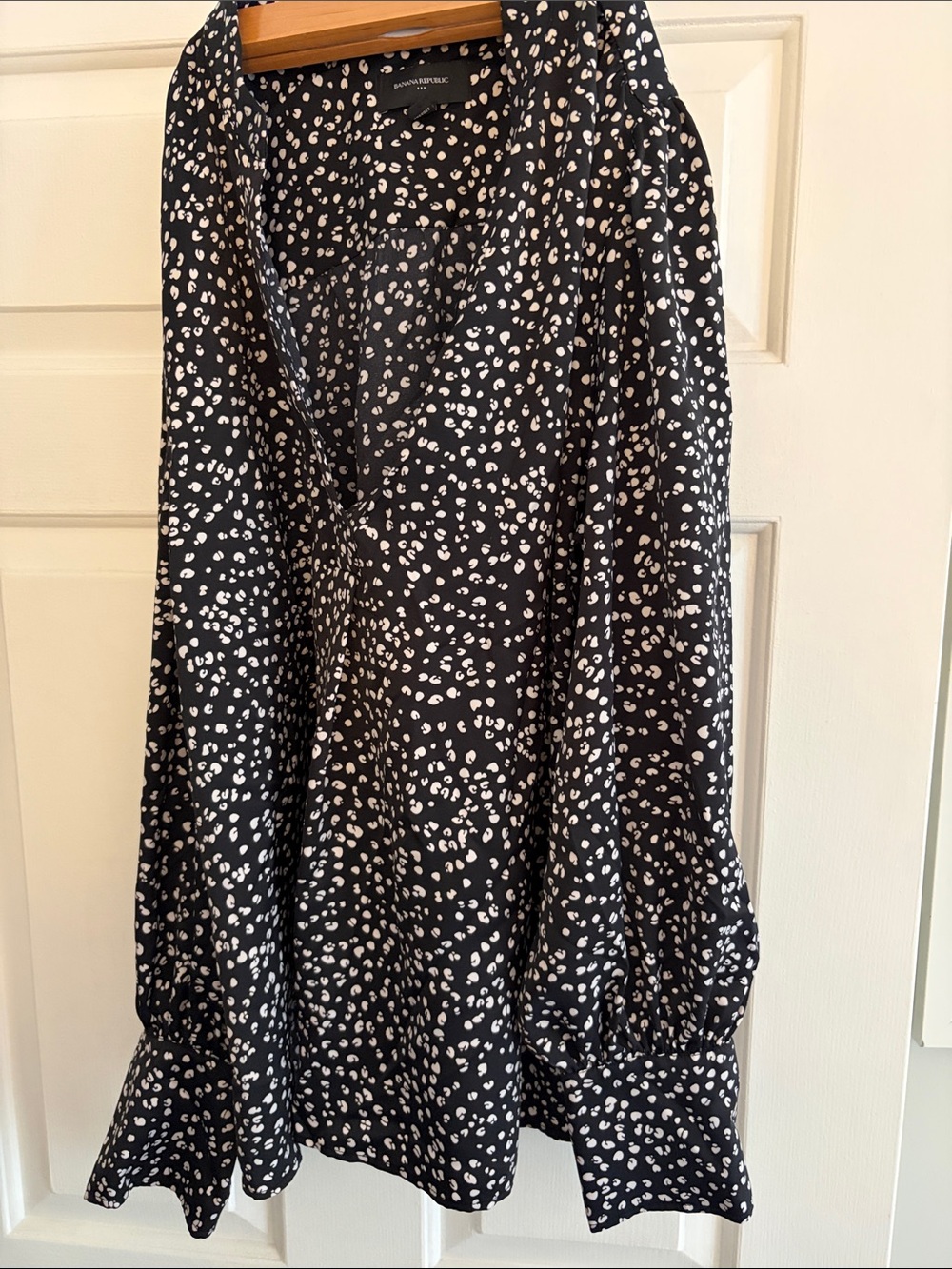 Banana Republic Black and White Long Sleeve Blouse LIKE NEW